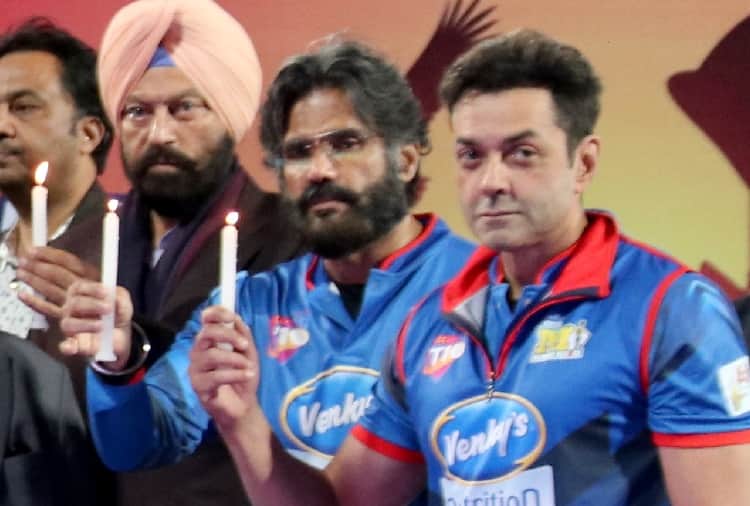 Air Strike in Pok, Bollywood Actors Candal March to Pay Tribute to Pulwama Terror Attack Martyres