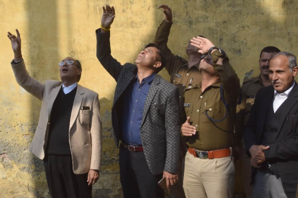 high voltage drama of muslim man in Meerut see how he climbed on a water tank to suicide