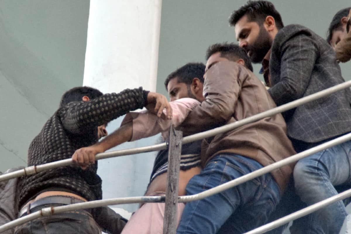 high voltage drama of muslim man in Meerut see how he climbed on a water tank to suicide