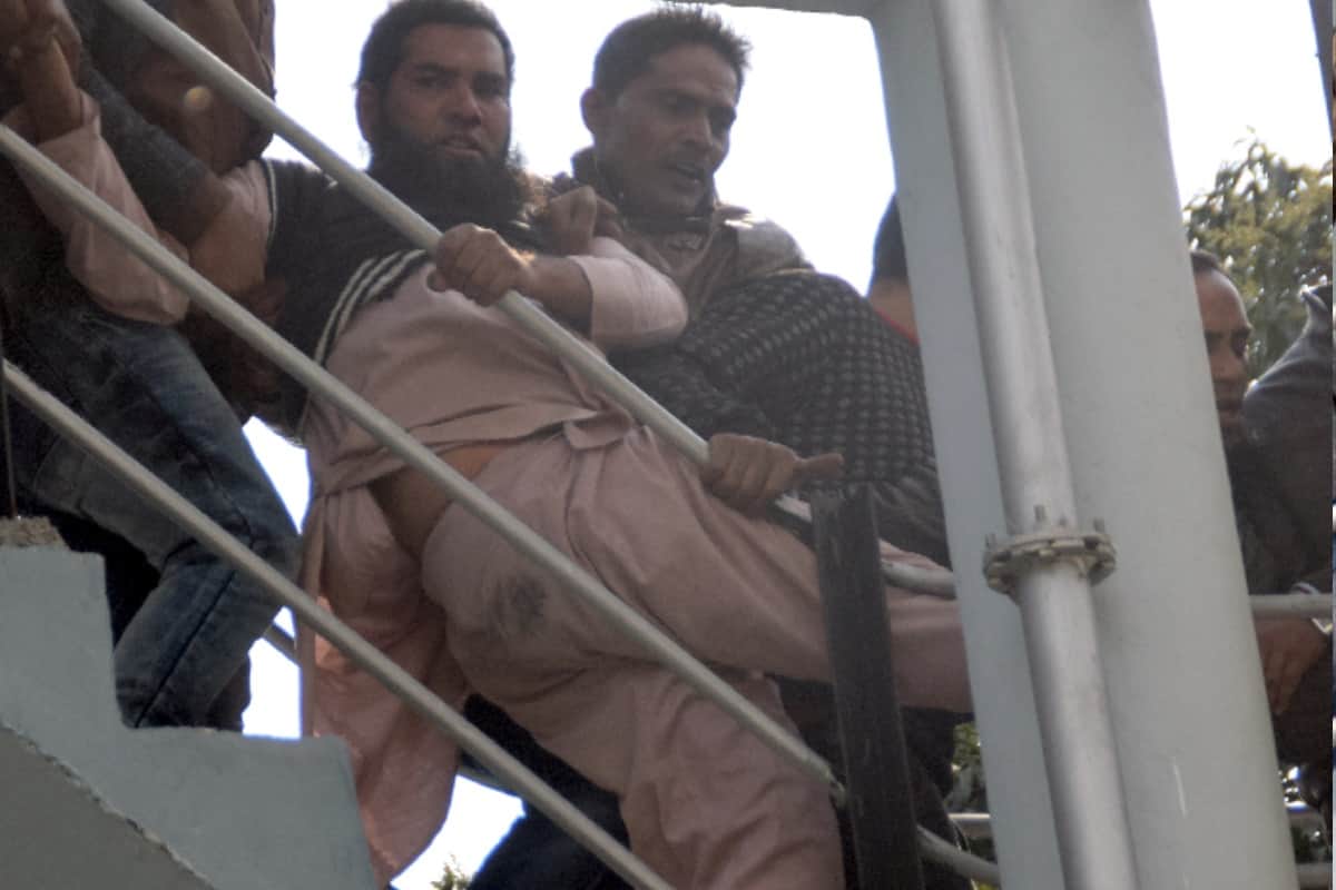 high voltage drama of muslim man in Meerut see how he climbed on a water tank to suicide