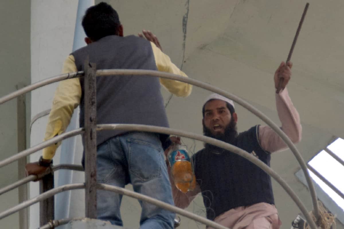 high voltage drama of muslim man in Meerut see how he climbed on a water tank to suicide