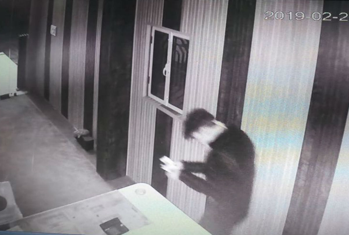 theft from Money Exchange near Taj Mahal