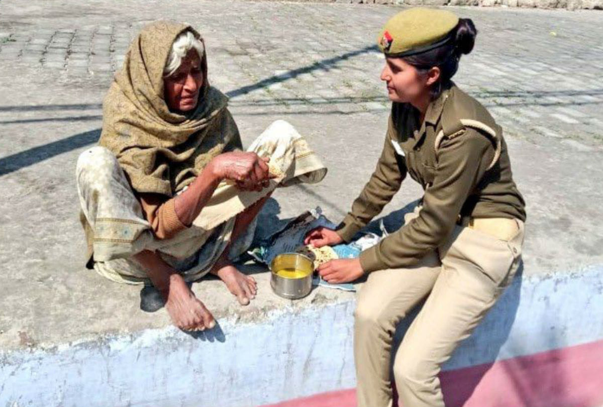 lady cop gave food of own tiffin to hungry old woman man in police station