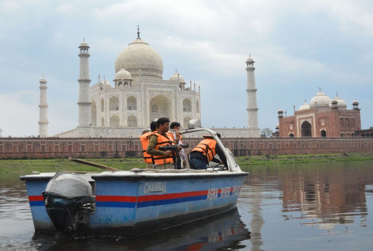 young man suicide behind the Taj Mahal