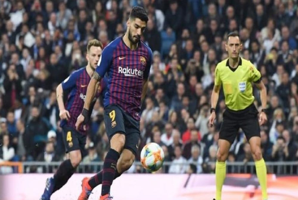 Luis Suarez scored twice as Barcelona won at Real Madrid, sixth consecutive Copa del Rey final