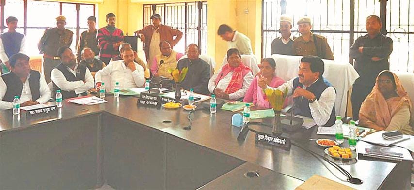 Fierce ruckus in the meeting of district panchayat, sharp noses
