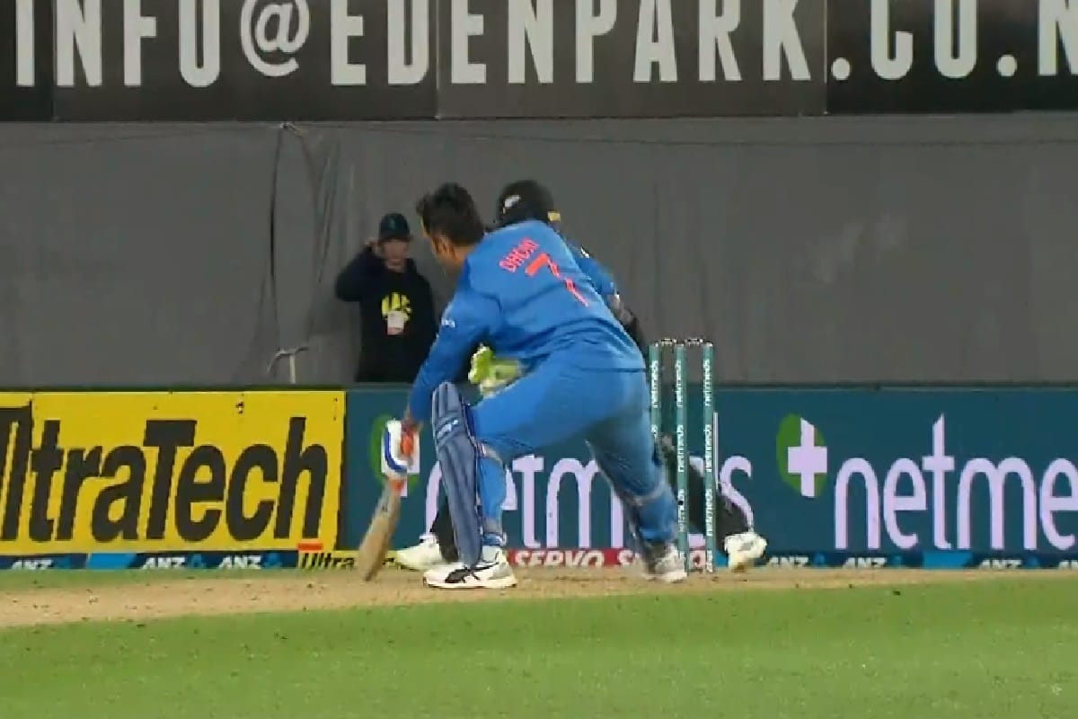 ms dhoni leg stretching video viral during india australia 2nd T20 match