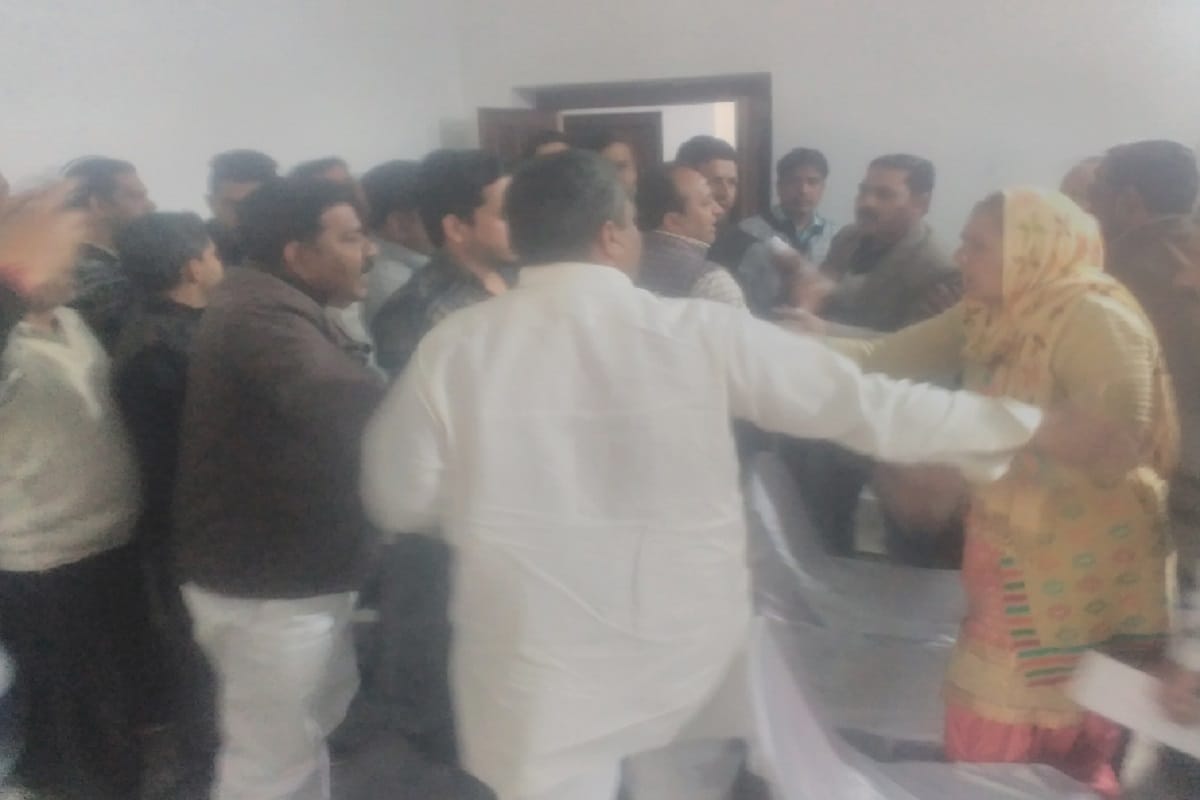 Muzaffarnagar, fight's between two members in the board meeting of Municipality