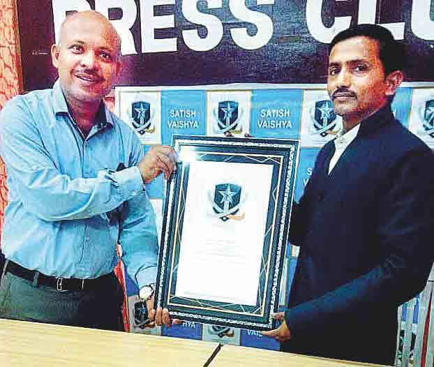 उल्टा लिखने के शगल ने सतीश को बनाया रिकॉर्डधारी