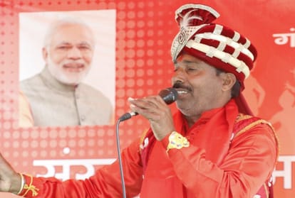 Kumbh 2019: crowd gatherd for buying khadi clothes in kumbh mela prayagraj