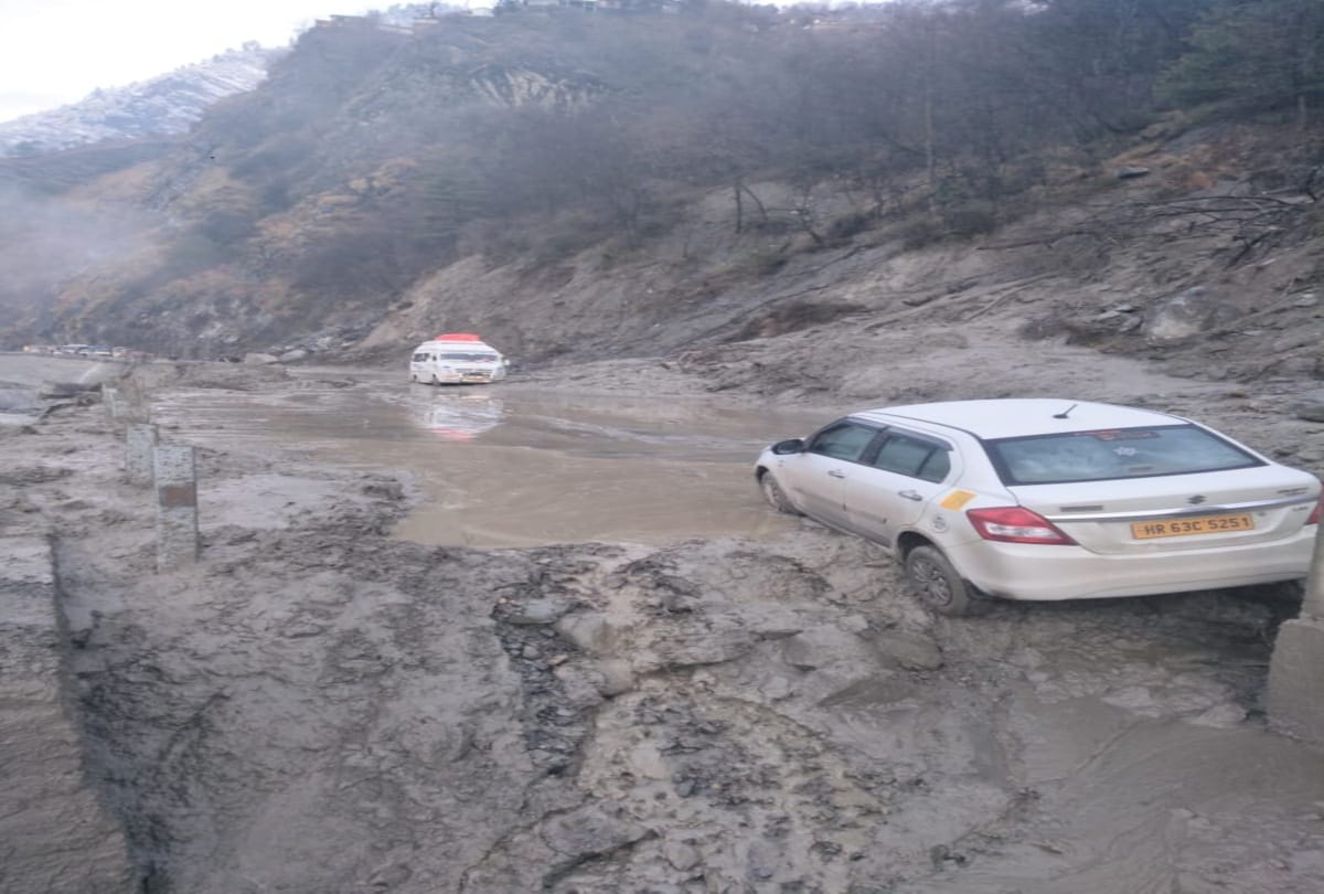 many roads closed after snowfall in himachal and landslide in chamba