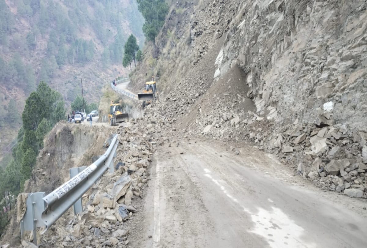 many roads closed after snowfall in himachal and landslide in chamba