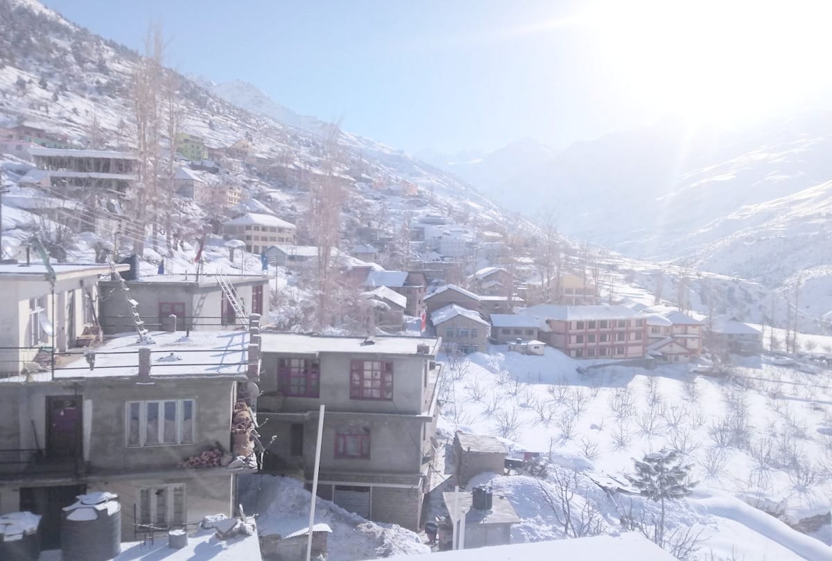 intense cold wave in himachal after heavy snowfall, temprature dropped below zero