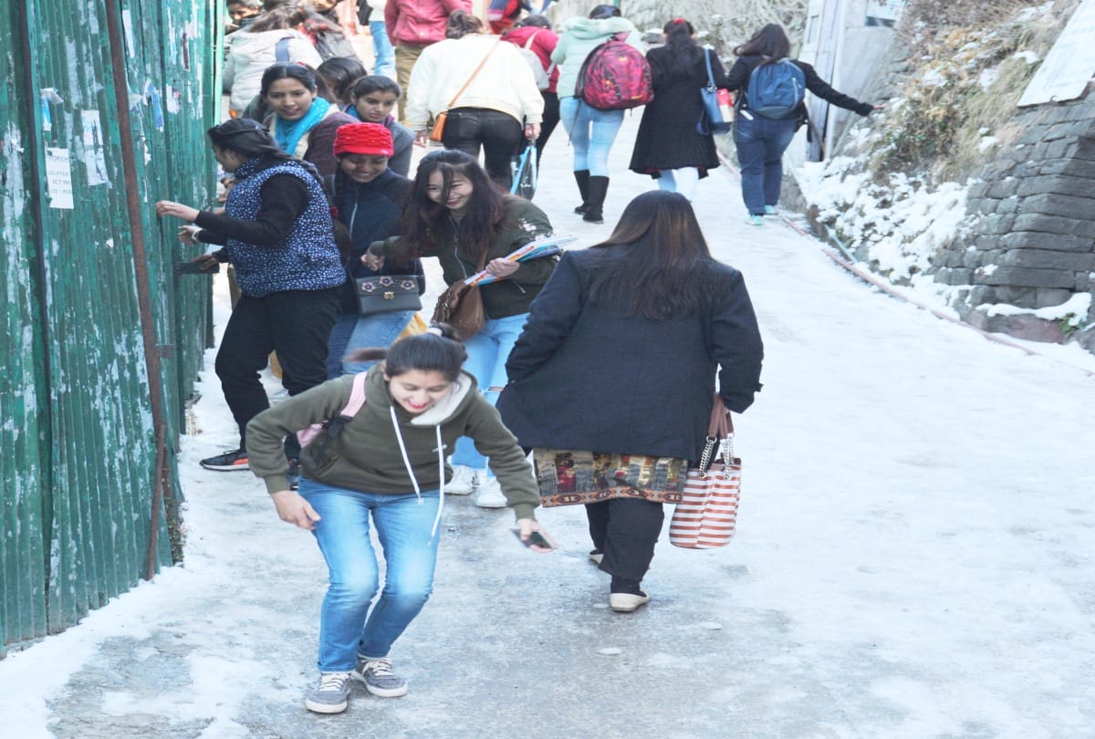 intense cold wave in himachal after heavy snowfall, temprature dropped below zero