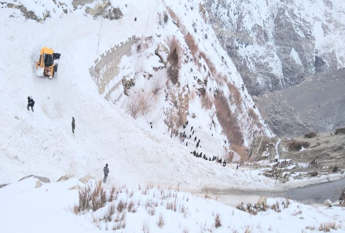 resque operation for soldier buried in avalanche in kinnaur continue