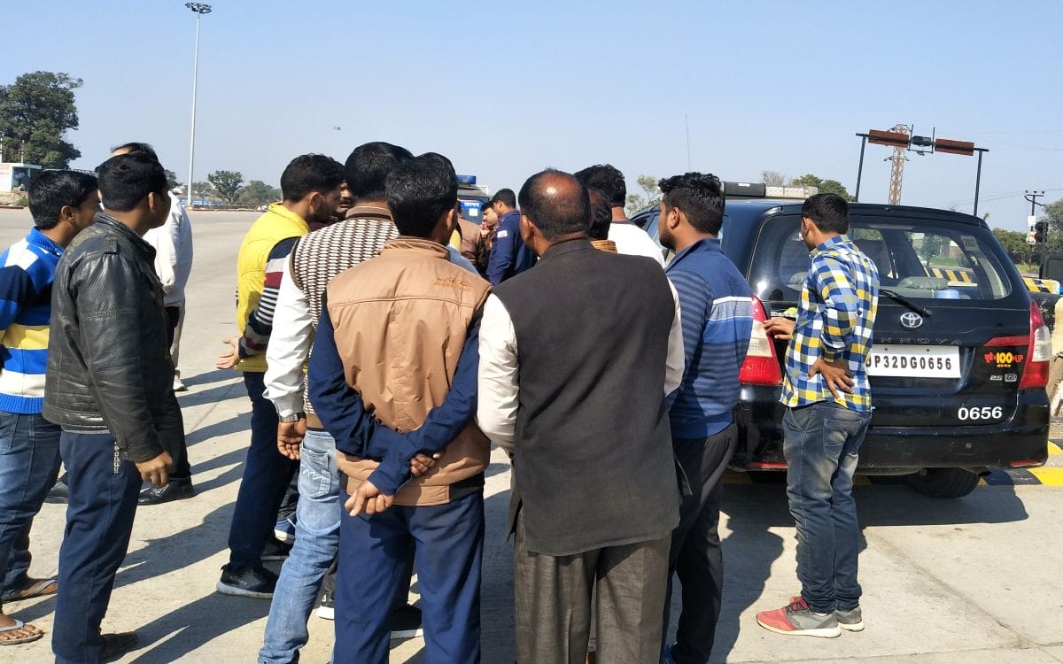 टूंडला टोल प्लाजा पर भिड़ेे बराती व कर्मचारी, कई घायल