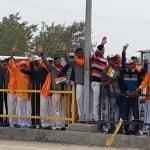 वाघा-अटारी बॉर्डर पर अभिनंदन का इंतजार करते लोग