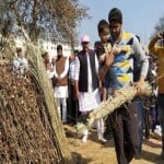 पिता की चिता को मुखाग्नि देता मासूम बेटा