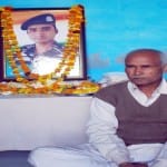 शहीद अमित की तस्वीर के आगे बैठे रहे पिता सोहनपाल