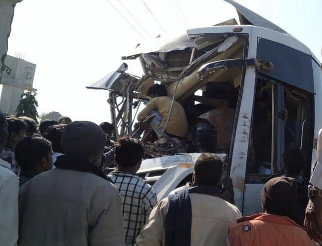 26 students, including 21 students, in collision of school and tourist bus