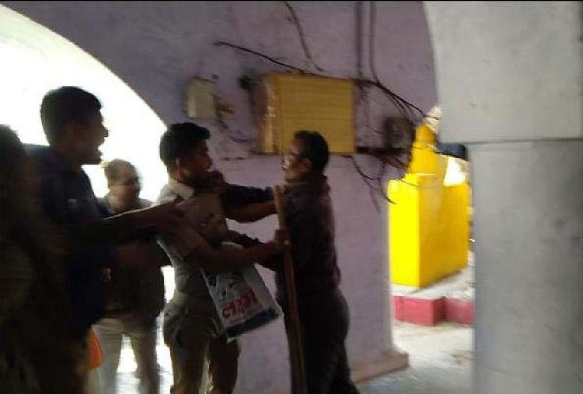 Mining mafia beaten forest worker in police station of agra