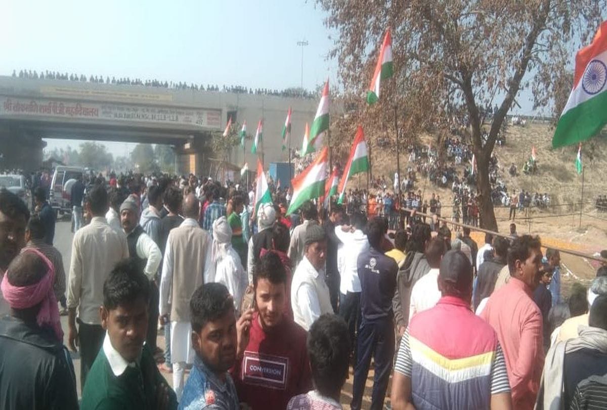 crowd gathered in the funeral of martyr pankaj nauhwar in mathura