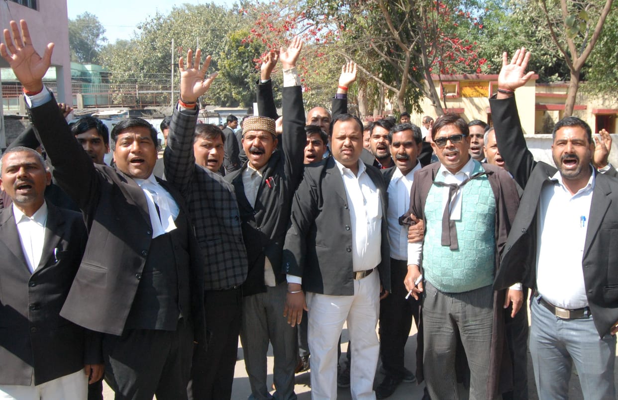 कार्य बहिष्कार कर वकीलों ने किया प्रदर्शन