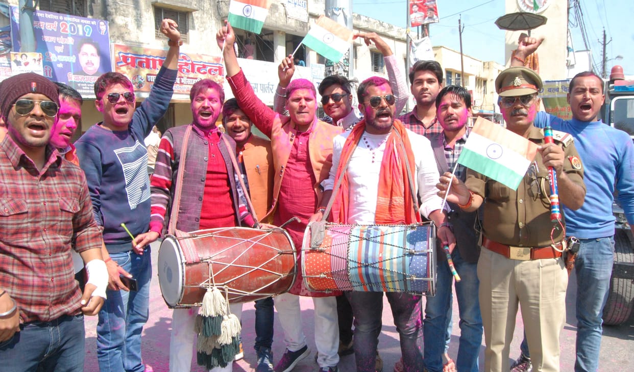 अभिनंदन की वतन वापसी पर उड़े अबीर-गुलाल