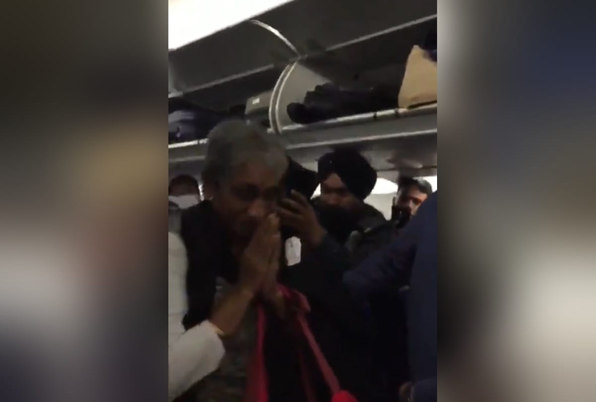 IAF pilot Abhinandan Varthaman coming back india people welcome his parents in flight video viral