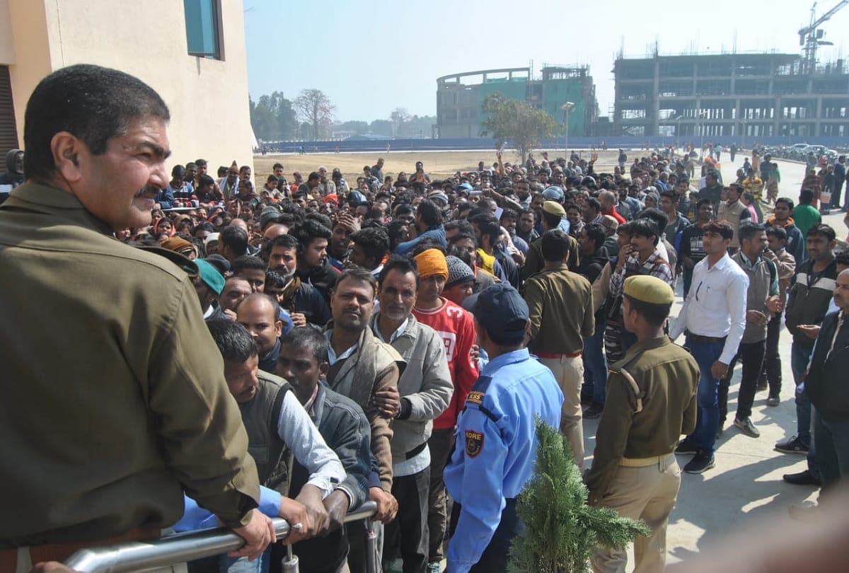 crowd in AIIMS Uncontrolled mob Many patients injured at Gorakhpur