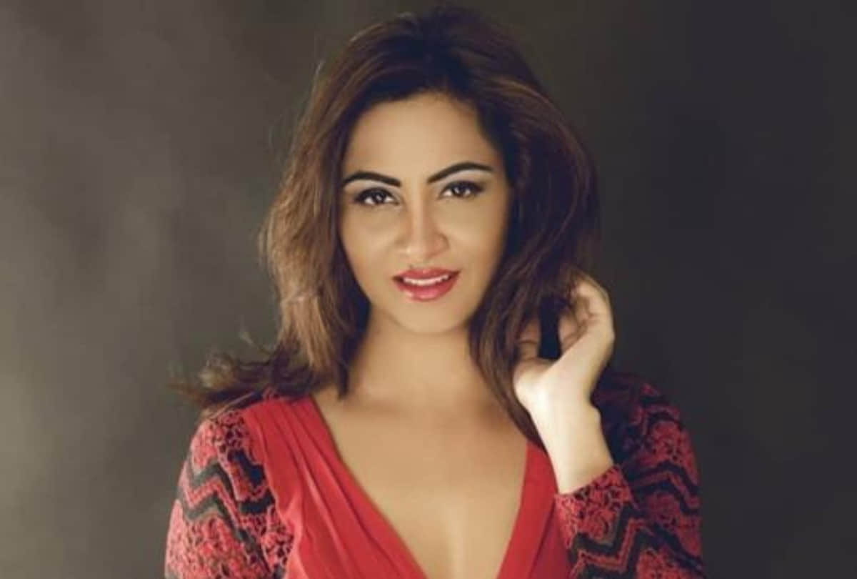 big boss contestant arshi khan joins congress party after shilpa shinde