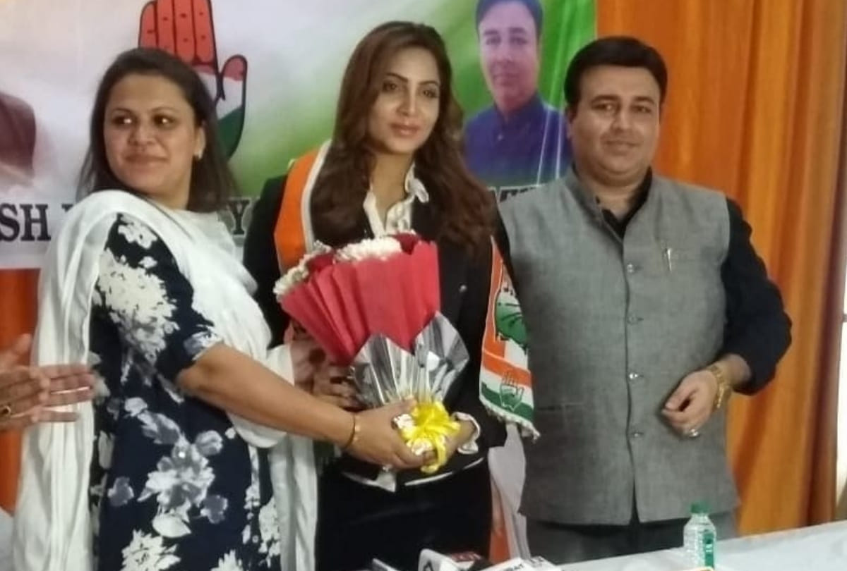 Arshi Khan Ex Bigg Boss contestant resigns from Congress for this reason