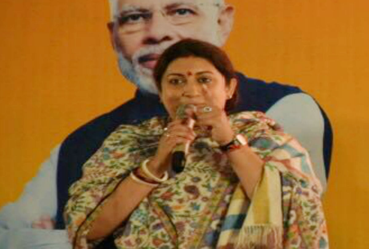 Smriti Irani address bharat ke mann ki baat modi sath program in agra