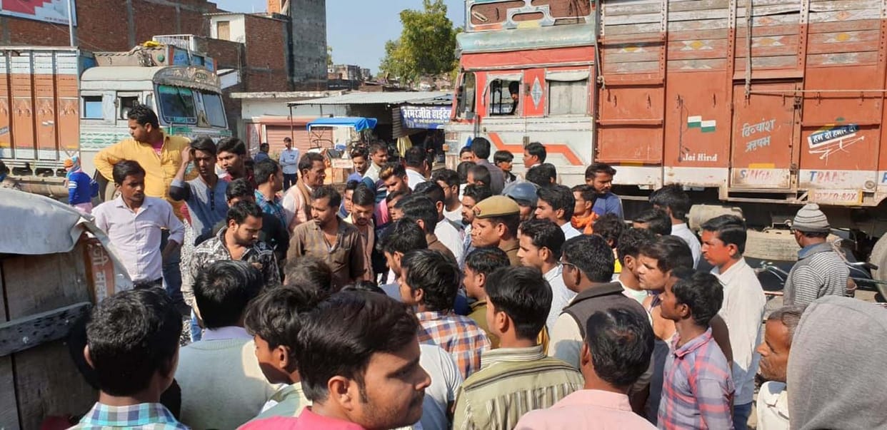 ट्रैक्टर की चपेट में दंपती की बाइक, मासूम की मौत