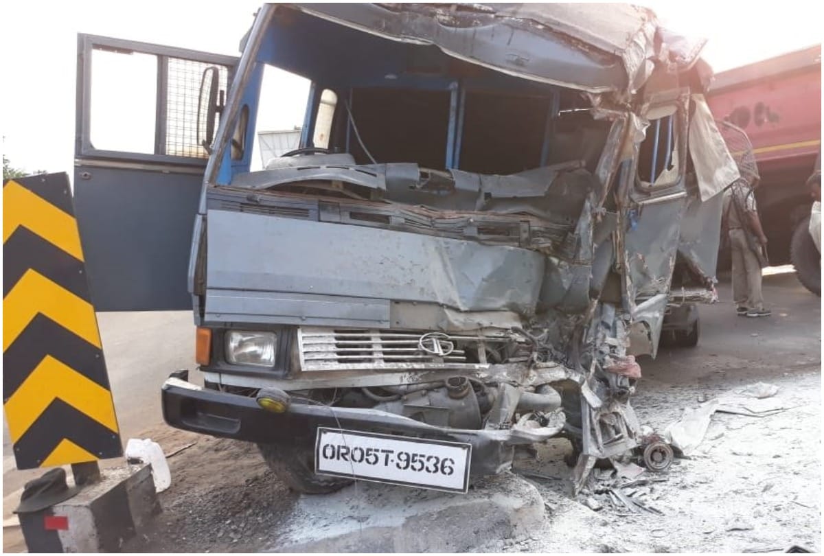 Truck collides with angle of railway crossing, explosion in power line