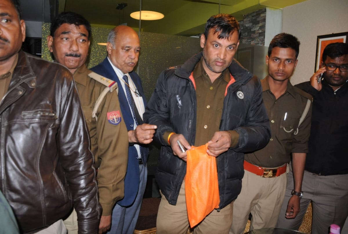 fraud order home delivery of jewelry worth six lakh rupees then ran away