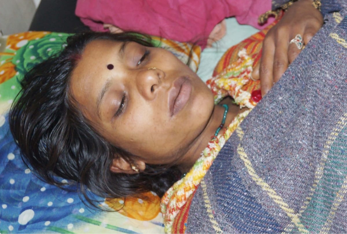 woman give birth baby in Auto Rickshaw in faridabad