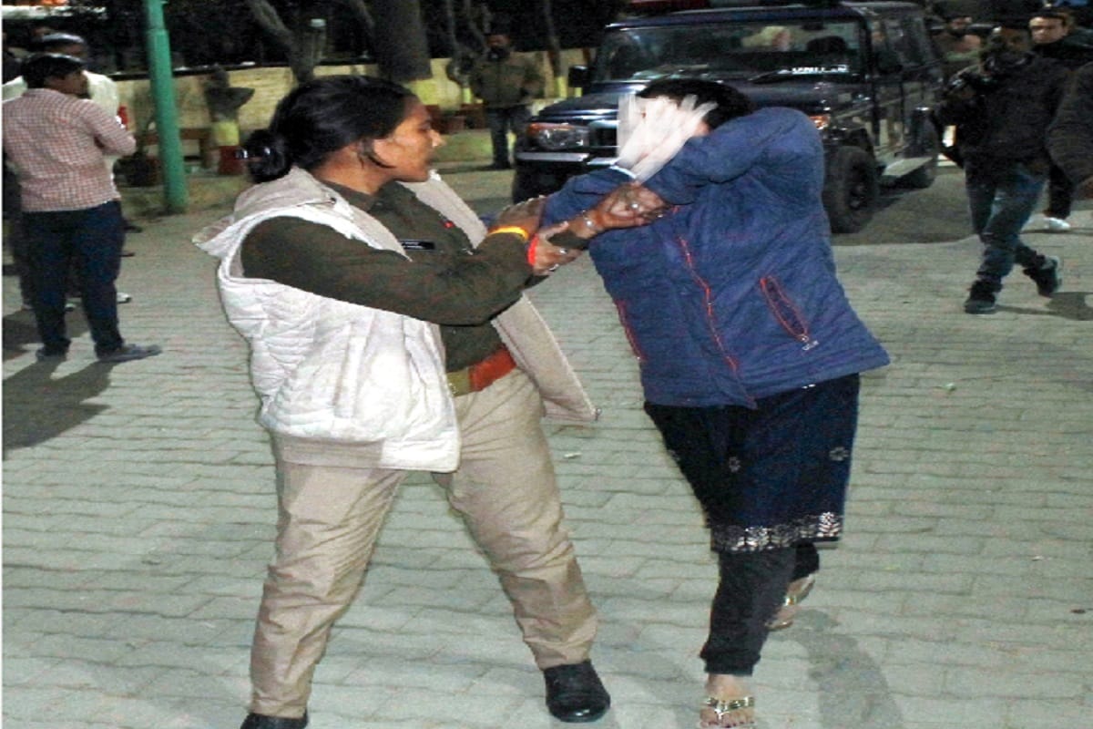 Ruckus in Meerut brahmpuri police station and, girl beating policemen