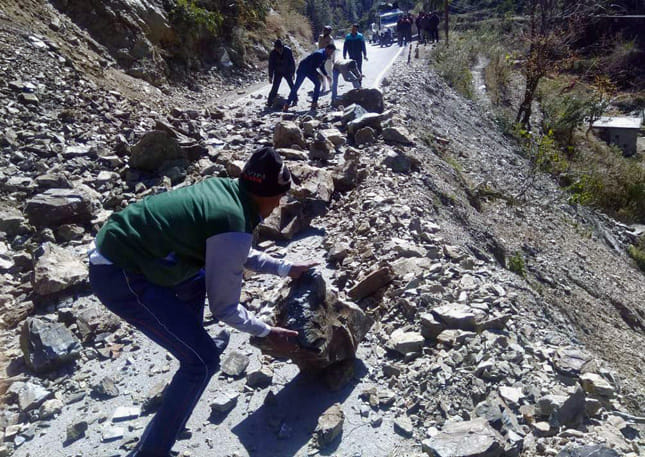 कर्णप्रयाग-नैनीताल हाइवे के कंवासेरा में पहाड़ी से पत्थर आने से आवाजाही हुई प्रभावित