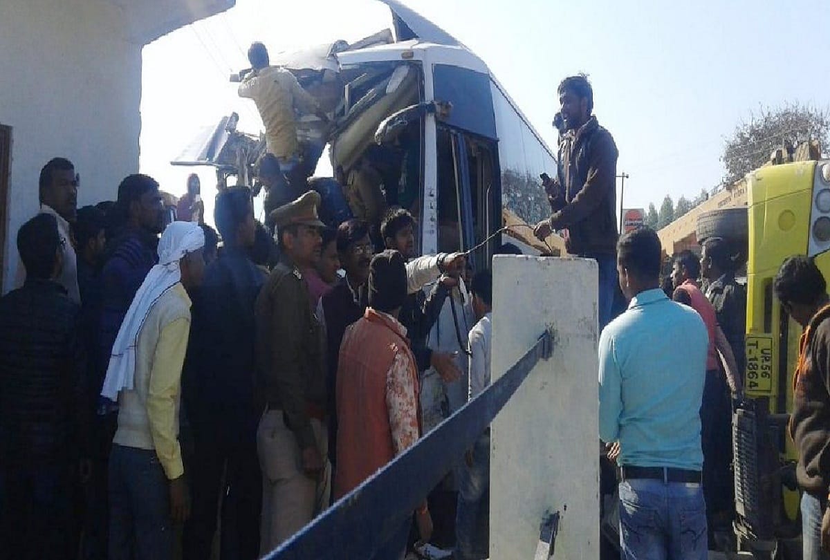 School and tourist bus collision 26 injured including 21 students