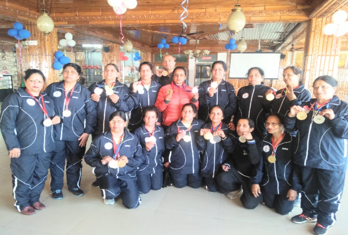 Himachal women won gold medals in the age group of 60 years hockey competition