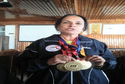 Himachal women won gold medals in the age group of 60 years hockey competition