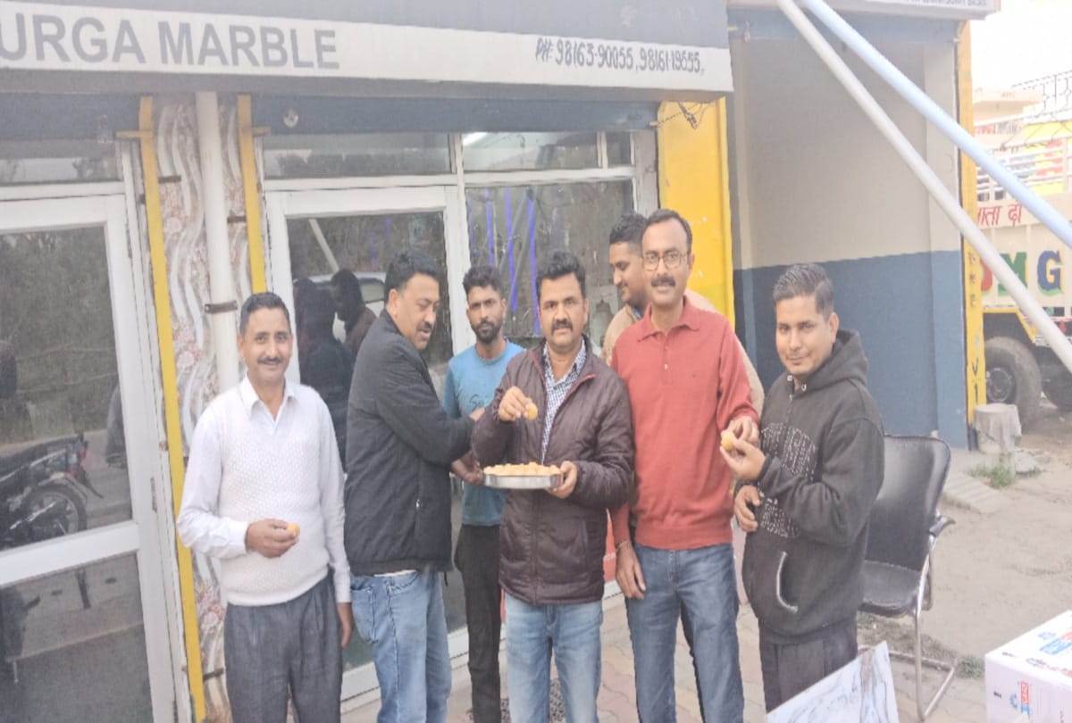 Laddu distributed on the return of abhinandan in una Himachal