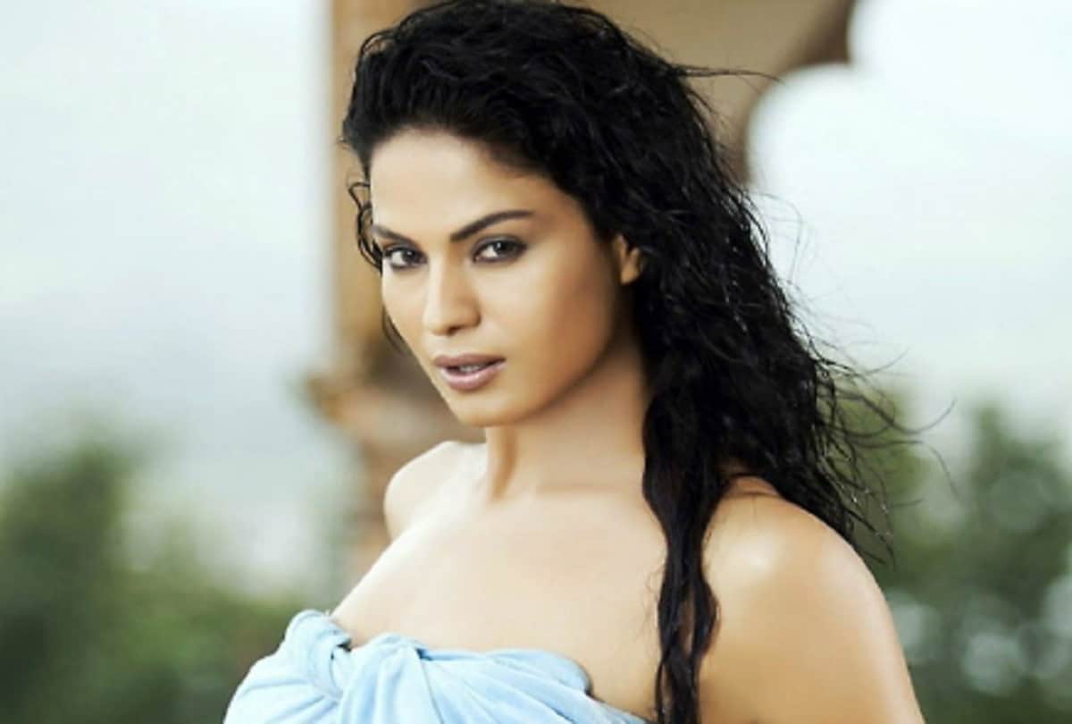 Pakistani actress Veena Malik shared a distasteful photo targetting Indian Army Twitterati trolled