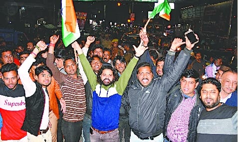 अभिनंदन की वापसी पर जश्न, एक साथ मनाई होली-दिवाली