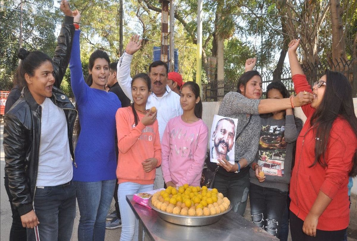 agra people celebration IAF Wing Commander Abhinandan Returns to india