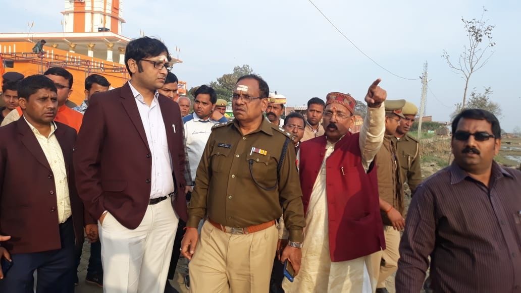 मेदीपट्टी पहुंचे डीएम-एसपी, तैयारियों का लिया जायजा