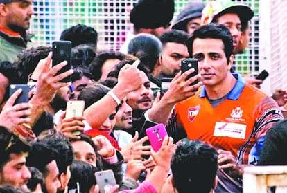 Bollywood artist reached in Chandigarh to join Celebrity Cricket League