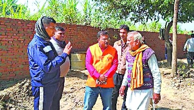 विधायक ने खुद बैठकर बनवाई मंदिर की बाउंड्री.. सांसद जी आए नहीं