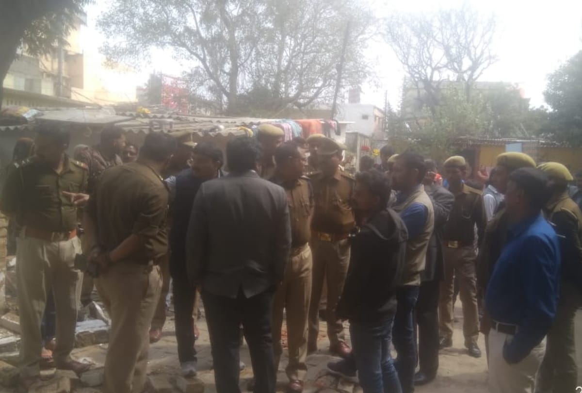 stone throwing on GDA team in gorakhpur